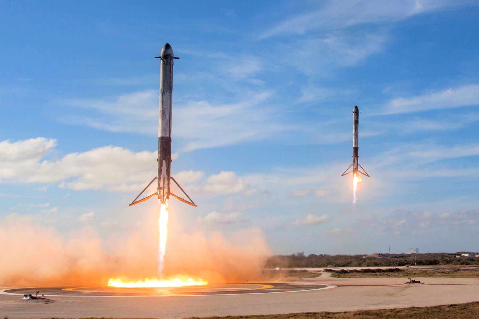 Both Falcon Heavy side boosters landing simultaneously at Landing Zones 1 and 2