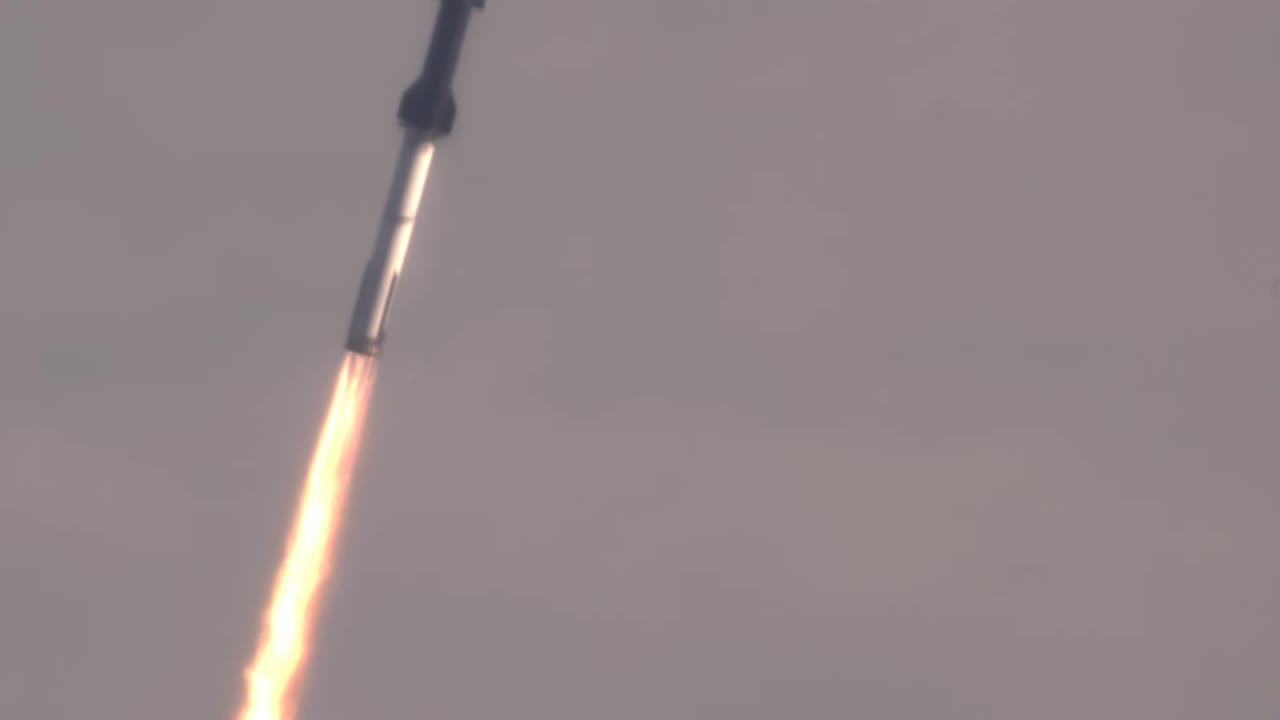 Starship climbing at an angle with a long Raptor plume, tracked from a NASA WB-57 aircraft, April 20 2023